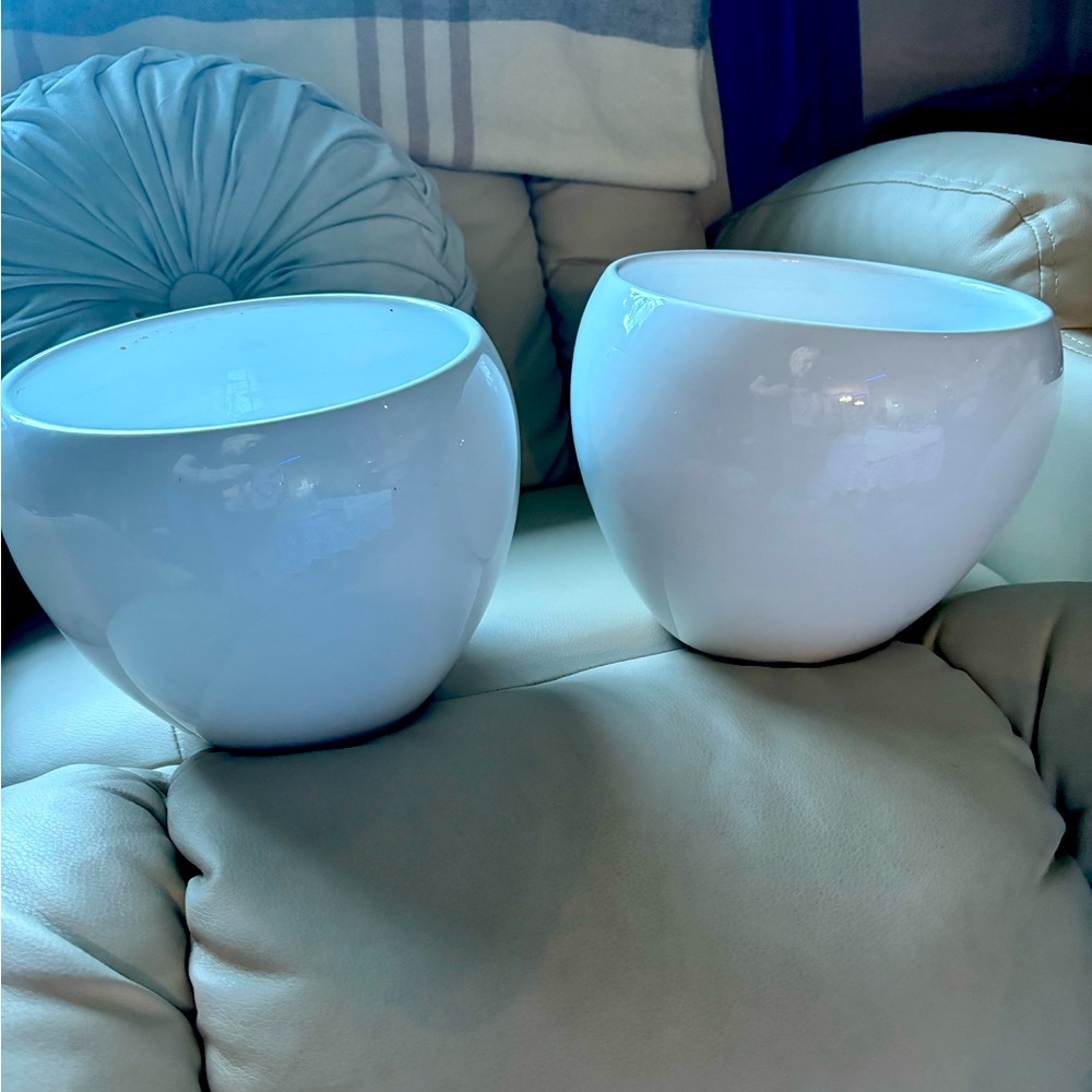 🌹PLANT POTS TWO EXACTLY THE SAME BEAUTIFUL GLOSSY WHITE BRAND NEW🌺